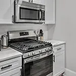 Fashionable 2Br In Downtown Location W Work Area
