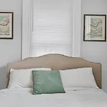 Fashionable 2Br In Downtown Location W Work Area